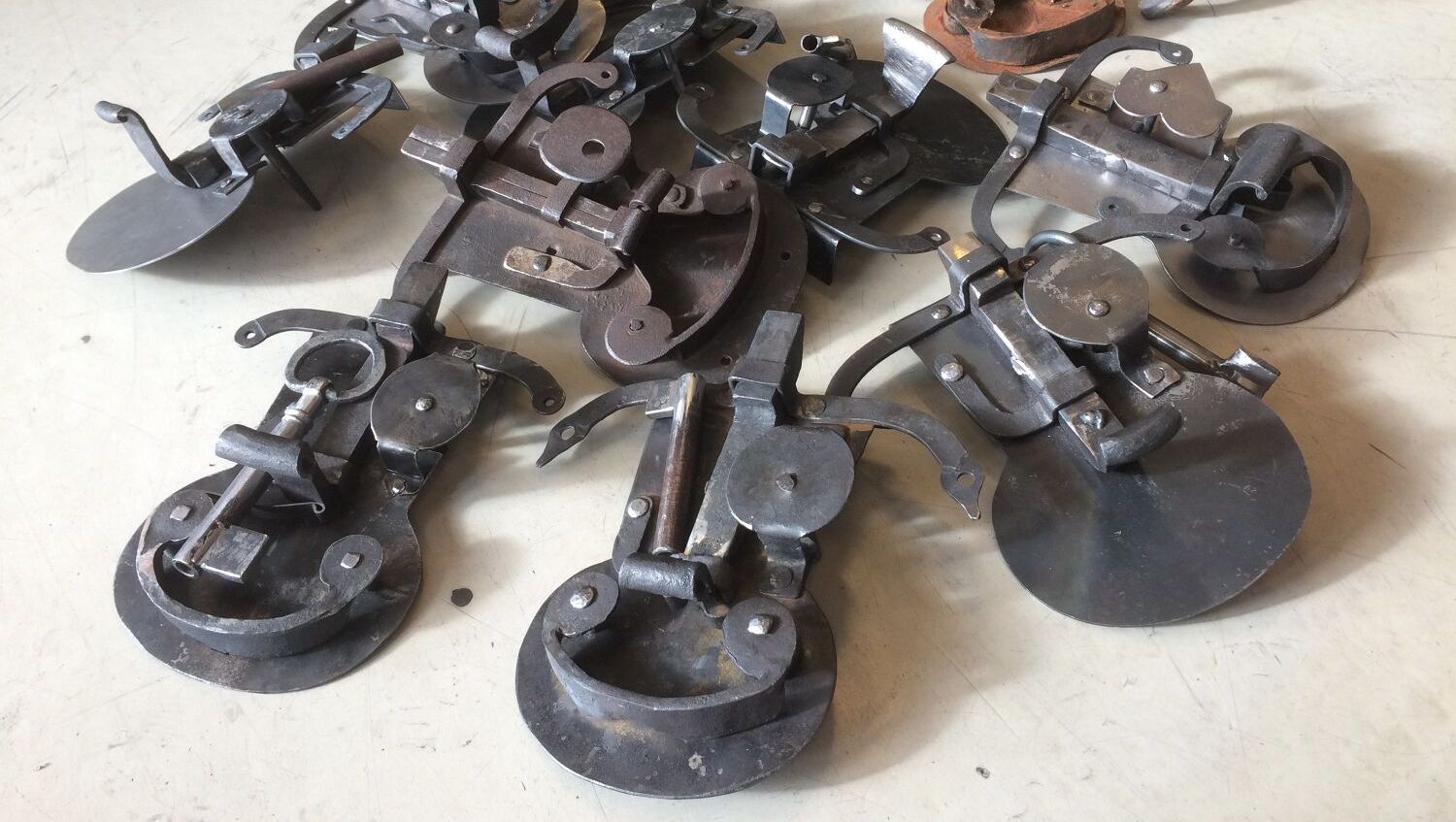 Låser og beslag i jern