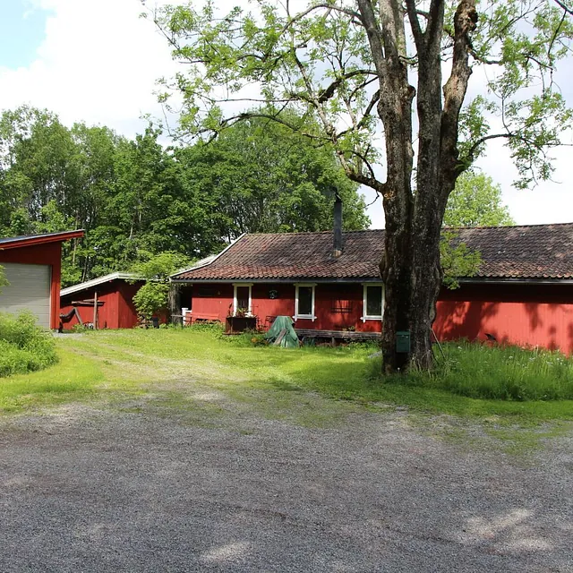 Uteplass foran rødt hus